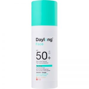 Daylong Sensitive fluid tonujący do opalania SPF 50+ odcień Light-Medium 50 ml