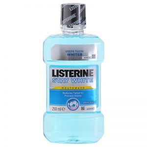 Listerine Stay White płyn do płukania jamy ustnej o działaniu wybielającym smak Arctic Mint 250 ml